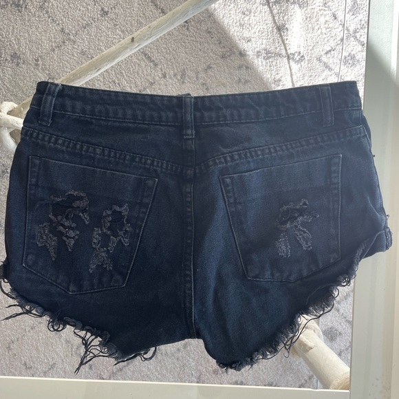 Black shorts - Picture 3 of 3